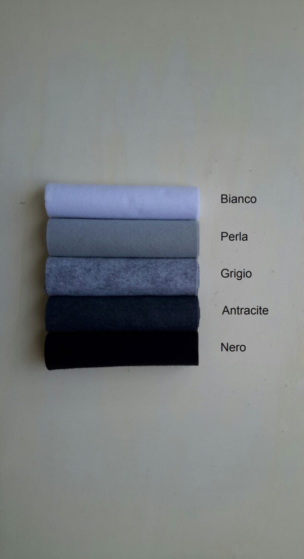 Pannolana nella gamma dal bianco al nero - Cose di Laura creatività in feltro