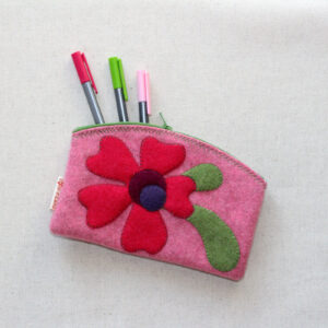 Astuccio portapenne o portatutto rosa con fiore - Cose di Laura creatività in feltro