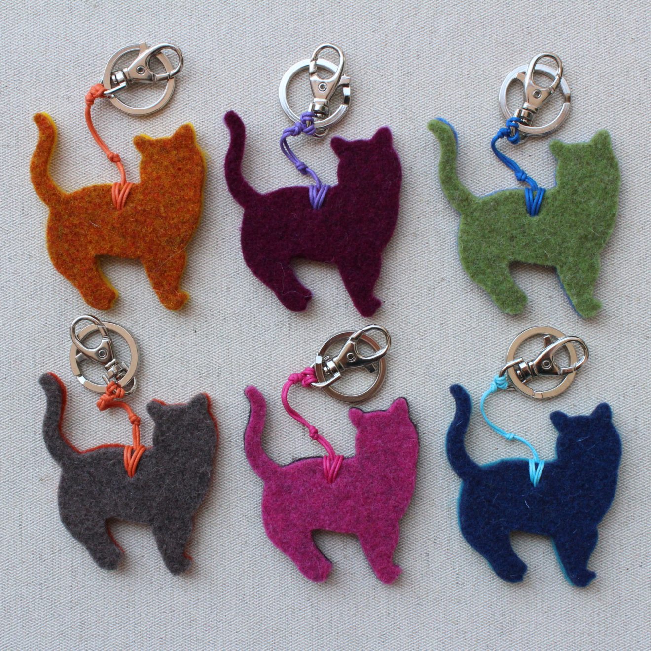 Portachiavi Gatto Bengala Ginger – Disegnato A Mano, Rotondo 37mm, Con Sacchetto Di Velluto, Prodotto In UK