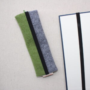 Astuccio stretto portapenne o portaocchiali con elastico sul retro- Cose di Laura creatività in feltro