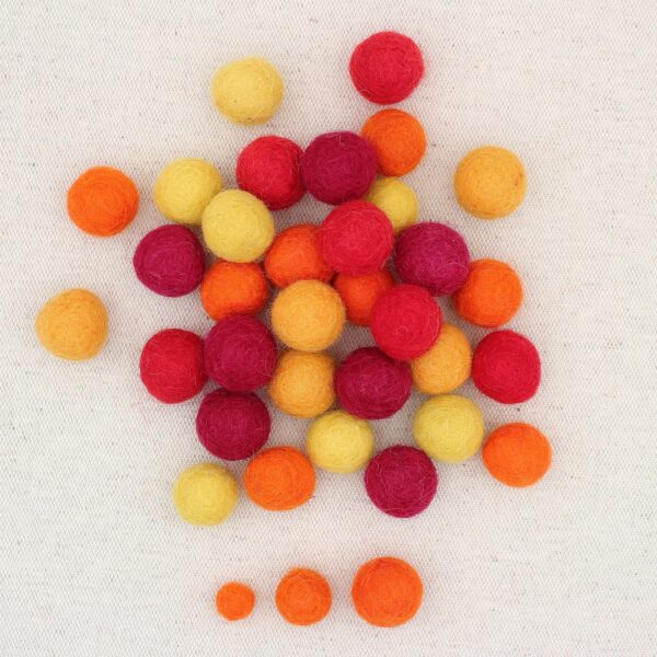 Mix palline feltro giallo, zucca, arancio, rosso e bordeaux - Cose di Laura creatività in feltro