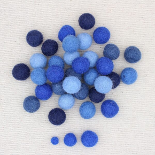 Mix palline feltro celeste, azzurro, bluette, jeans e blu notte - Cose di Laura creatività in feltro