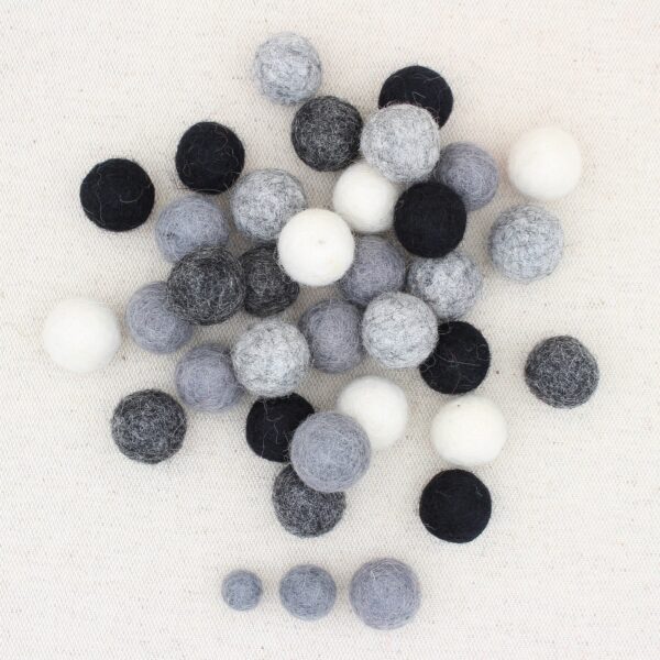 Mix palline feltro panna, grigio melange, grigio scuro, antracite e nero- Cose di Laura creatività in feltro