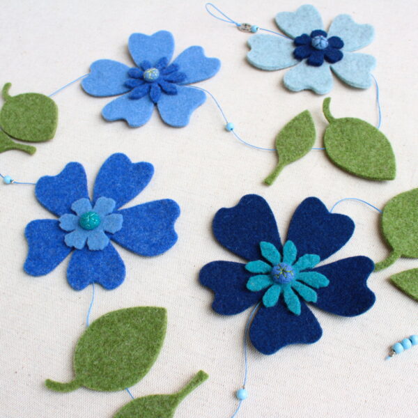 Ghirlanda primevarile con fiori azzurri e foglie - Cose di Laura creatività in feltro