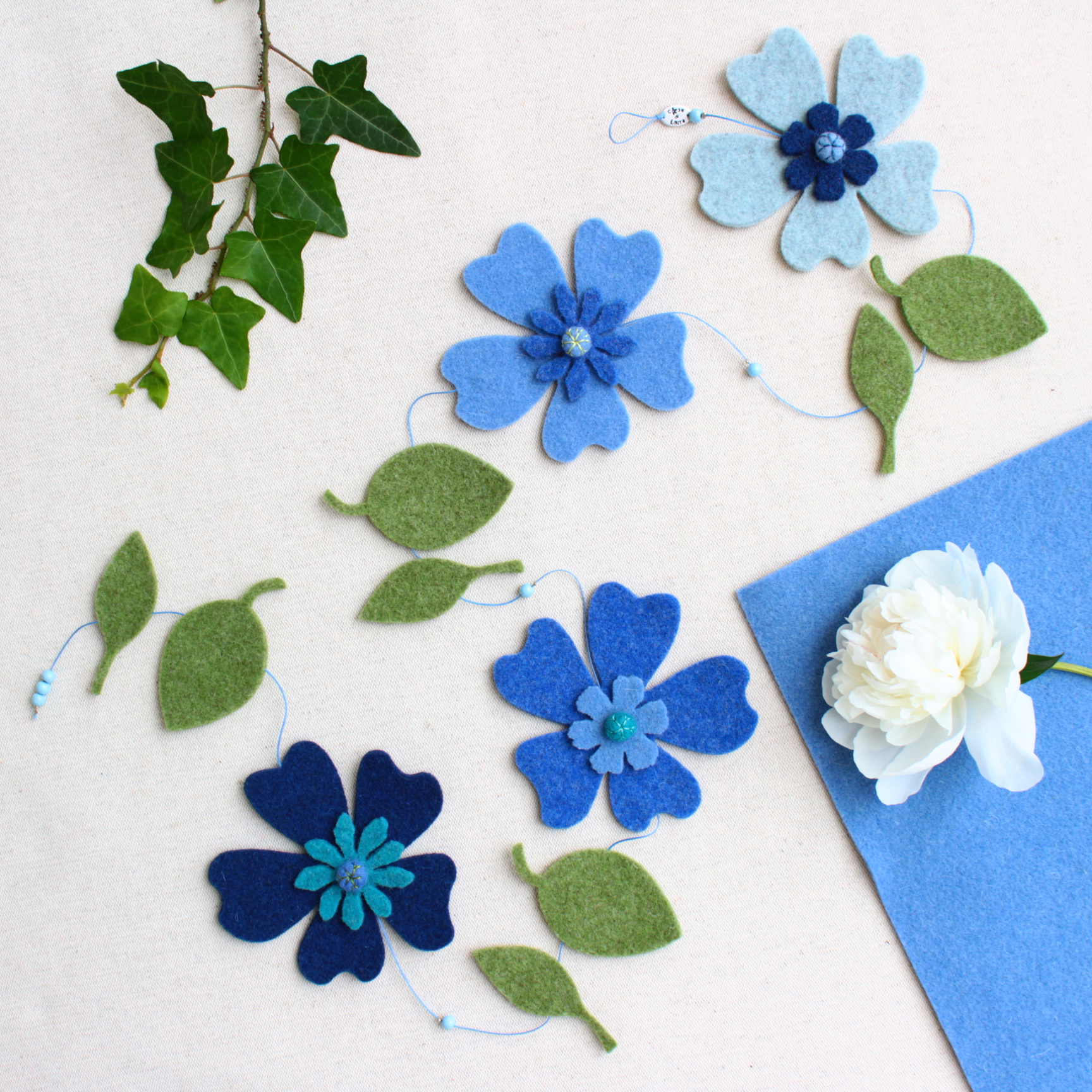 Ghirlanda fiori azzurri e foglie