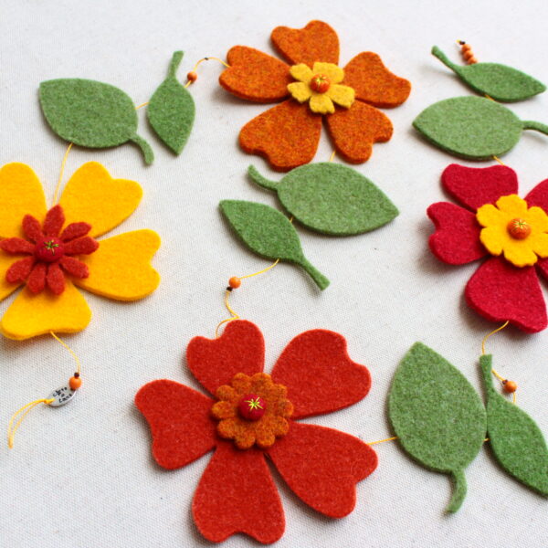 Ghirlanda primevarile con fiori giallo/arancio e foglie - Cose di Laura creatività in feltro