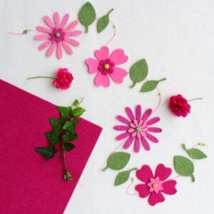 Ghirlanda primevarile con fiori rosa e foglie - Cose di Laura creatività in feltro