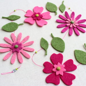 Ghirlanda primevarile con fiori rosa e foglie - Cose di Laura creatività in feltro