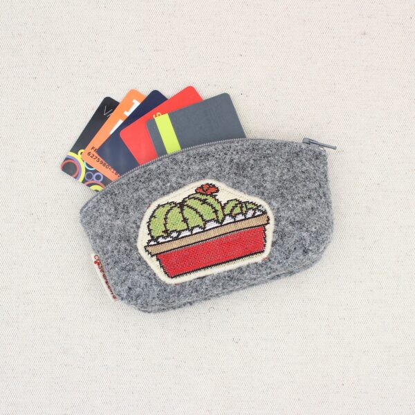 Pochette in feltro con cactus di stoffa gobelin applicato - Cose di Laura creatività in feltro