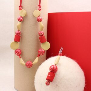 Parure collana e spillone in sfere di legno e rotolini di gro - Cose di Laura creatività in feltro
