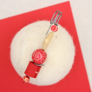 Spillone in sfere di legno e rotolini di gro - Cose di Laura creatività in feltro