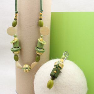 Parure collana e spillone in sfere di legno, rotolini di gro e anelli uncinetto - Cose di Laura creatività in feltro
