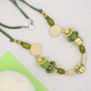 Collana in sfere di legno, rotolini di gro e anelli a uncinetto - Cose di Laura creatività in feltro