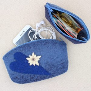 Pochette in feltro blu melange con cuori e stella alpina - Cose di Laura creatività in feltro