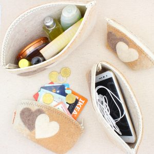 Pochette in feltro cammello melange con cuori - Cose di Laura creatività in feltro