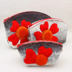 Pochette in feltro grigio melange con fiore - Cose di Laura creatività in feltro
