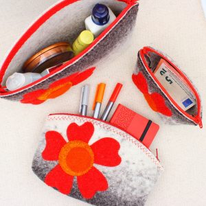 Pochette in feltro grigio melange con fiore - Cose di Laura creatività in feltro