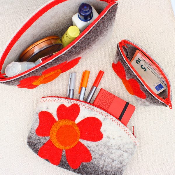 Pochette in feltro grigio melange con fiore - Cose di Laura creatività in feltro