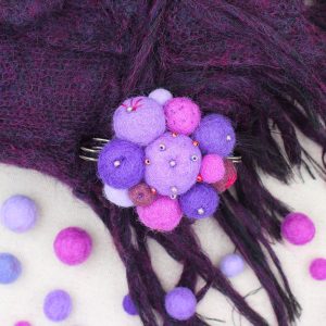 Spillone viola realizzato con palline di feltro - Cose di Laura creatività in feltro