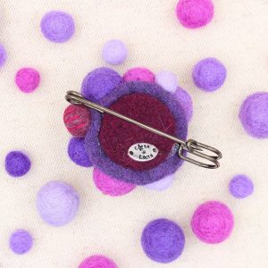 Spillone viola realizzato con palline di feltro - Cose di Laura creatività in feltro