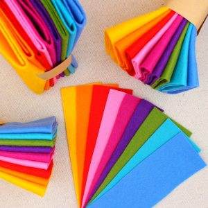 Mix 9 colori di panno lana in tagli 30x30 cm, tonalità arcobaleno vivace - Cose di Laura creatività in feltro