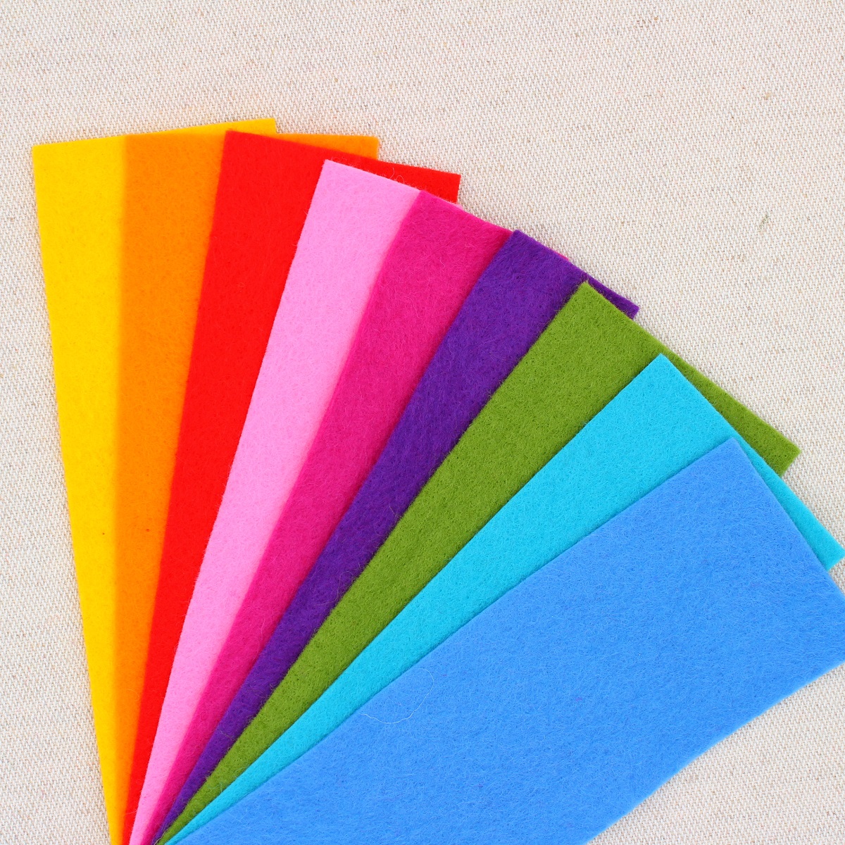 mix-colori-arcobaleno-pannolana-pannolenci-cosedilaura-dettaglio Mix 9 colori di panno lana in tagli 30x30 cm, tonalità arcobaleno vivace - Cose di Laura creatività in feltro