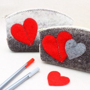 Pochette grigio melange con cuore rosso - Cose di Laura creatività in feltro