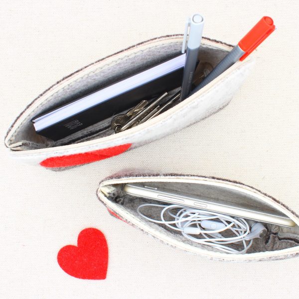 Pochette grigio melange con cuore rosso - Cose di Laura creatività in feltro
