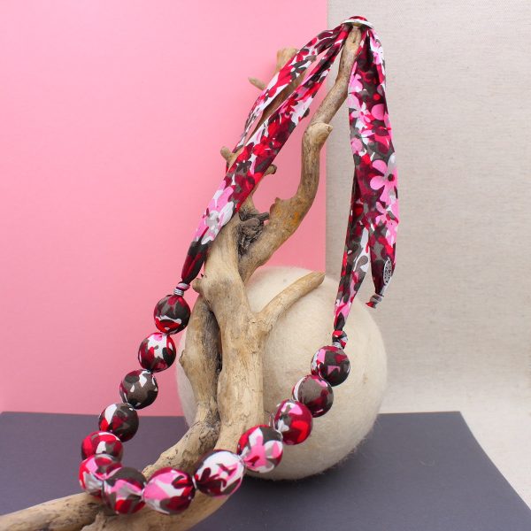 Collana in perle di legno rivestite con tubolare di stoffa - Cose di Laura creatività in feltro