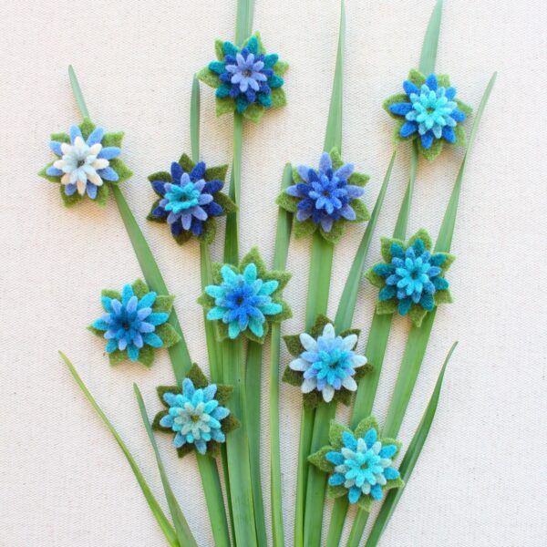 Fiori di feltro di lana 2mm, sovrapposti e cuciti. Tonalità azzurro, turchese, blu - Cose di Laura creatività in feltro