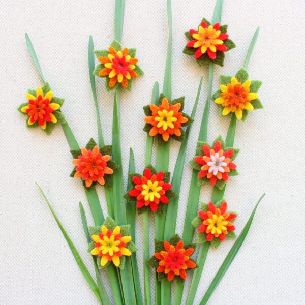 Fiori di feltro di lana 2mm, sovrapposti e cuciti. Tonalità giallo, arancio e rosso - Cose di Laura creatività in feltro