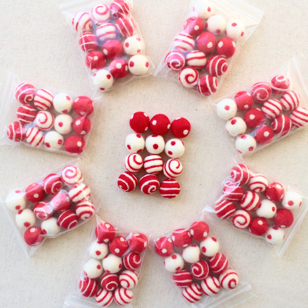 mix-palline-2cm-pois-righe-natale-cosedilaura Mix 16 palline in feltro da 2 cm a righe e pois - Cose di Laura creatività in feltro