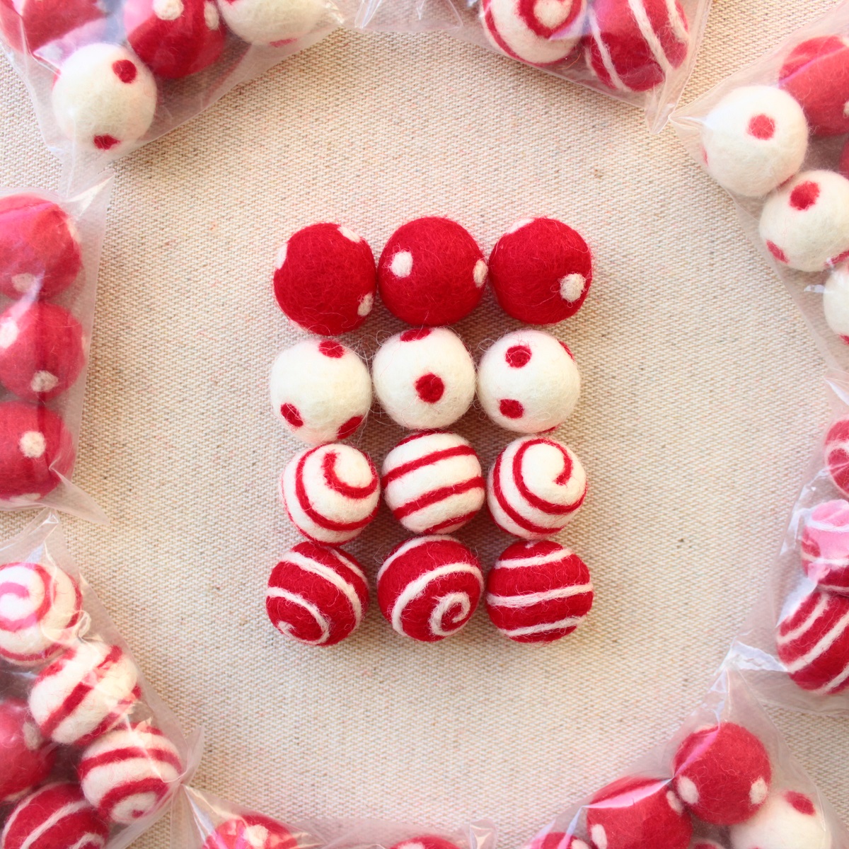 mix-palline-2cm-pois-righe-natale-dettaglio-cosedilaura Mix 16 palline in feltro da 2 cm a righe e pois - Cose di Laura creatività in feltro
