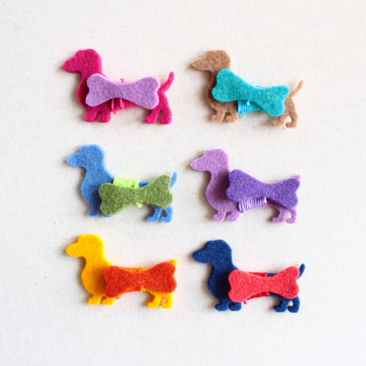 segnalibro-filo-cane-bassotto-osso-feltro-fattoamano-cosedilaura.1 Segnalibri filo con cane bassotto e osso in feltro - Cose di Laura creatività in feltro