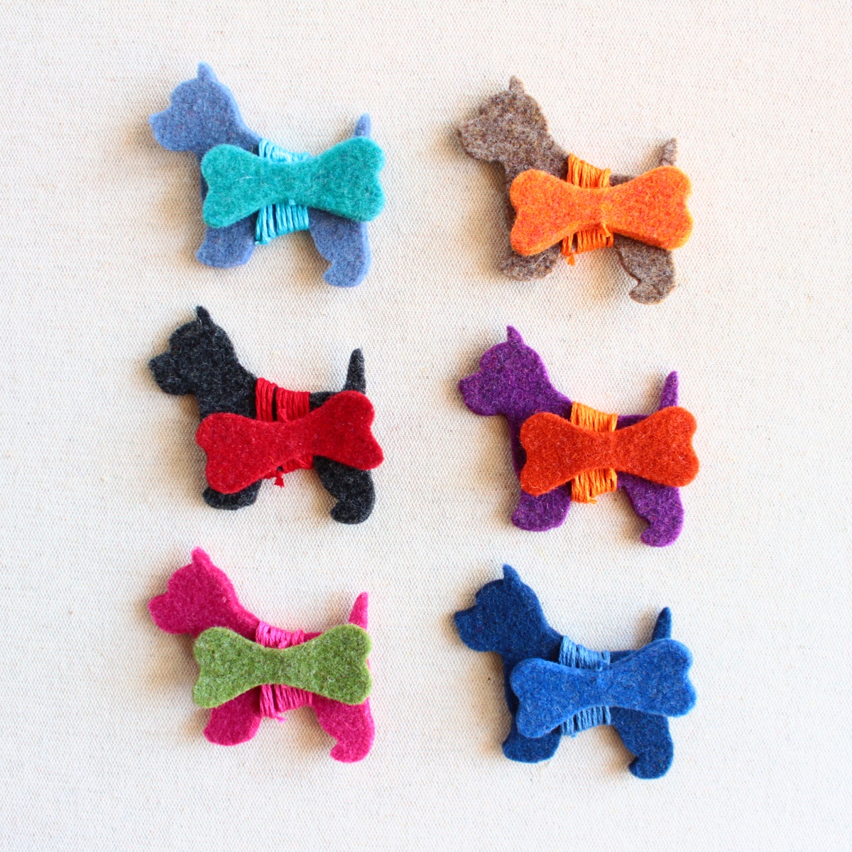 segnalibro-filo-cane-westie-osso-feltro-fattoamano-cosedilaura.1 Segnalibri filo con cane westie e osso in feltro - Cose di Laura creatività in feltro