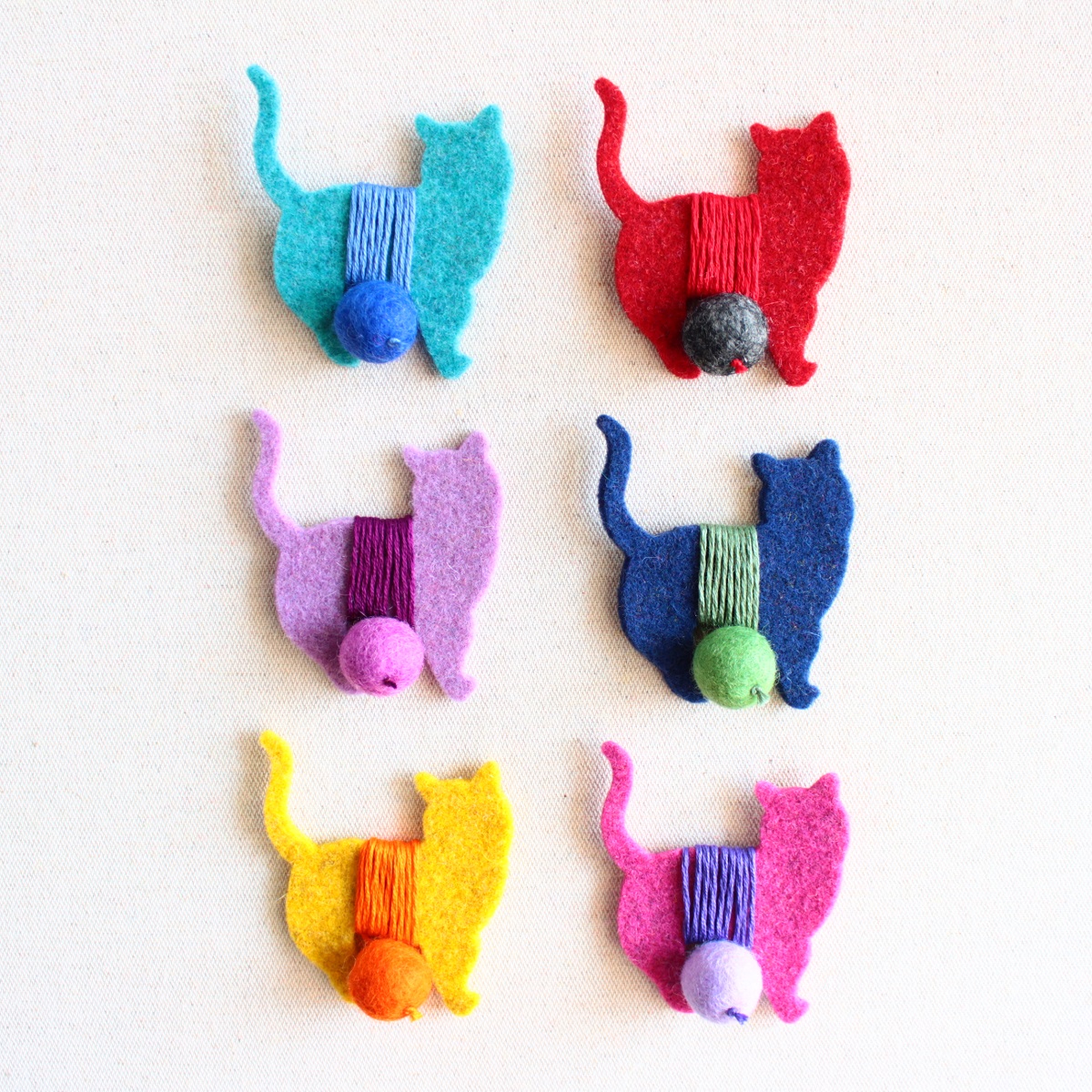 segnalibro-filo-gatto-pallina-feltro-fattoamano-cosedilaura.1 Segnalibri filo con gatto e pallina in feltro - Cose di Laura creatività in feltro